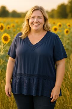Immagine di CURVY GIRL VISCOSE SUMMER TOP WITH LACE DETAIL